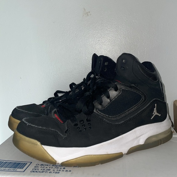 Boys Jordan Flight team size 5.5 - Picture 3 of 6